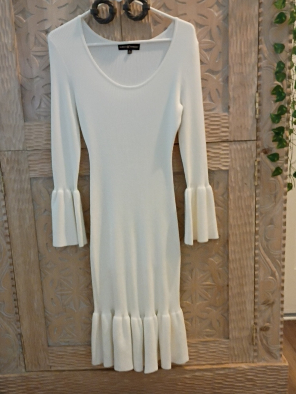 Elegant Off White Ribbed Knit Dress with Flared Cuffs and Hem